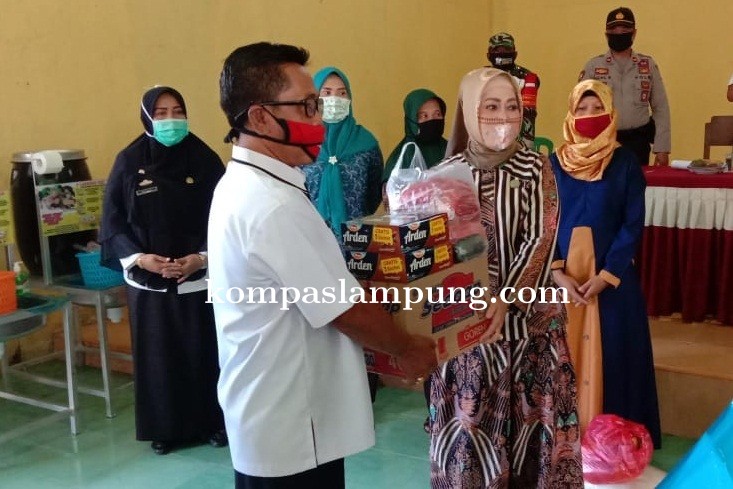 Peduli Dampak Covid-19, Ketua PKK Lamtim Serahkan Bantuan Sembako