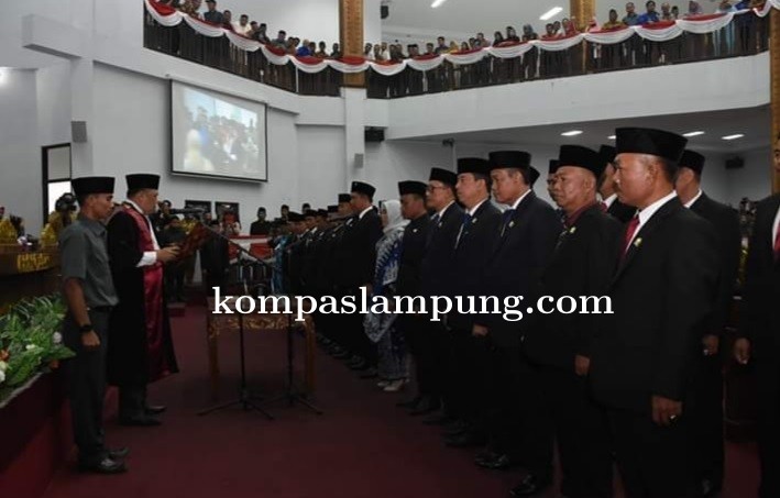 Ketua Pengadilan Negeri Melantik 30 Anggota DPRD Tulang Bawang Barat Periode 2019 - 2024