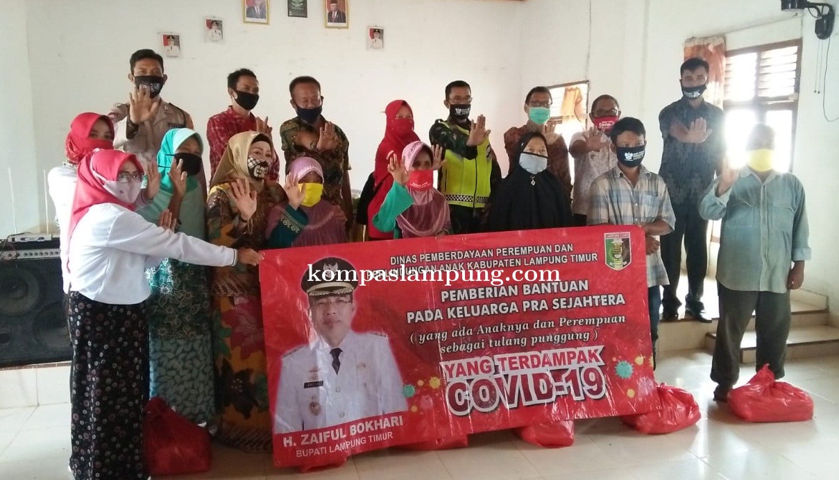 Hj. Putri Ernawati Hadiri Penyaluran Bantuan Keluarga Prasejahtera Di Desa Sidodadi