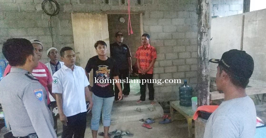 Polsek Dente Teladas Olah TKP Penemuan Mayat Tergantung Di Rangka Atap Rumah