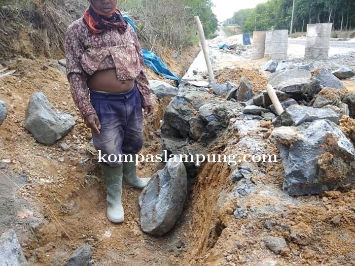 Proyek Saluran Drainase Dibongkar Paksa Karena Tidak Sesuai Dengan Gambar Yang Ada
