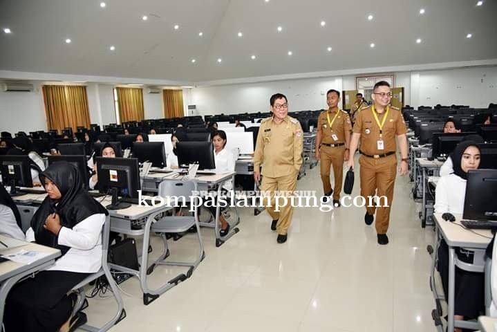 Bupati Mesuji H Saply TH  Meninjau Pelaksanaan Tes  CPNS
