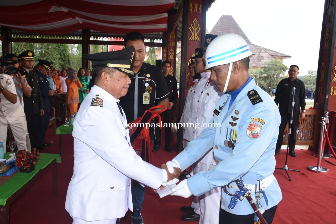 Wabup Tulang Bawang Barat Fauzi Hasan Berikan Tali Asih Kepada Paskibraka