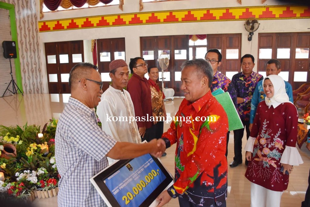 Wakil Walikota Djohan Menyerahkan Bantuan Hibah Rumah Ibadah Se-Kota Metro 
