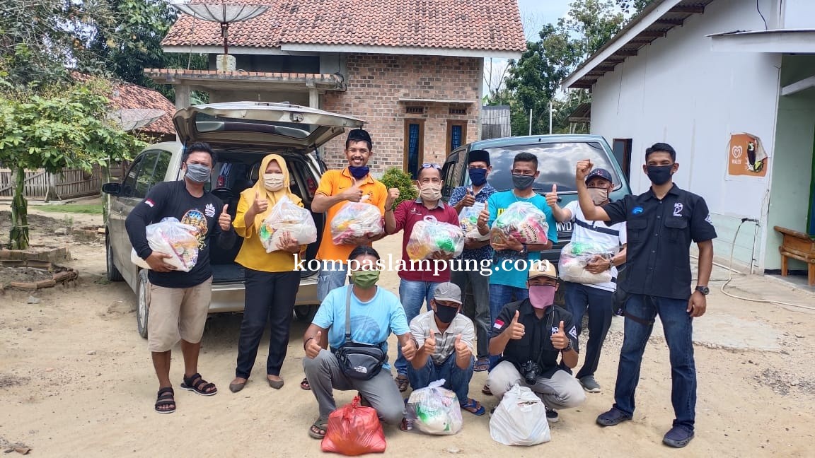 Sejumlah Jurnalis Warga Kampung Penawar Rejo Memberikan Bantuan Sembako