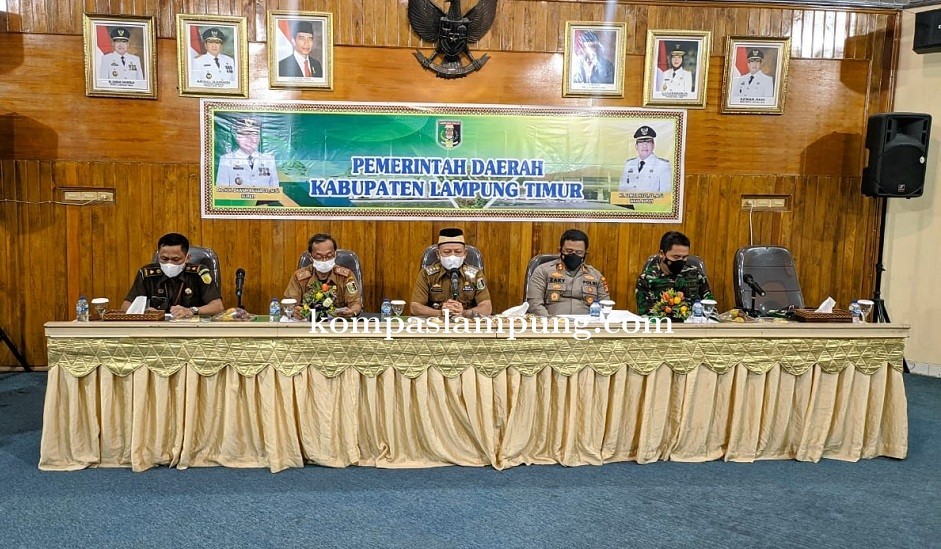 Bupati Lamtim Dawam Raharjo Pimpin Rapat Pemberlakuan Pembatasan Kegiatan Masyarakat