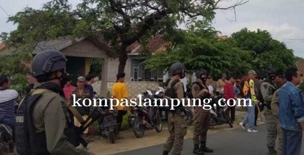 Danyon B Pelopor Pimpin Lansung Anggotanya Untuk Pengamanan Kerusuhan Massa Di Kampung Karang Endah