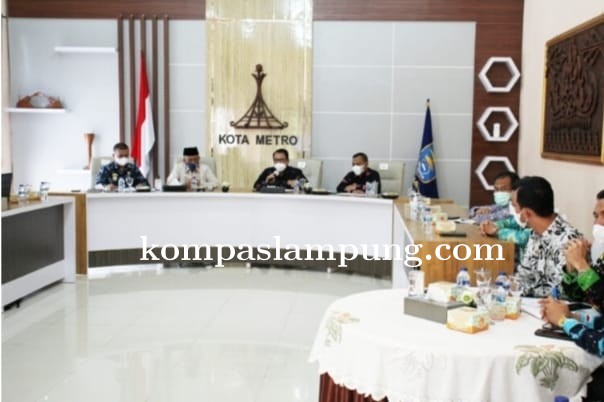 Wahdi Pimpin Rapat Evaluasi Hasil Penilaian Kepatuhan Standar Pelayanan Thn 2021