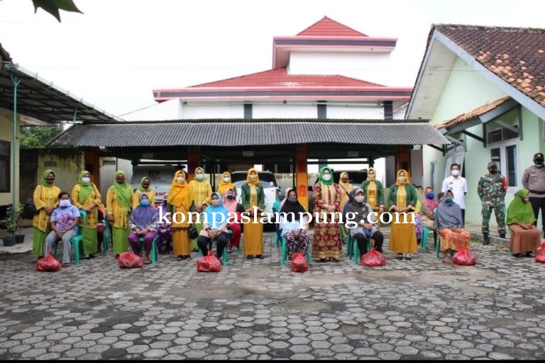 PKK Kota Metro Bagi Bagikan Sembako Untuk Warga Yang Membutuhkan