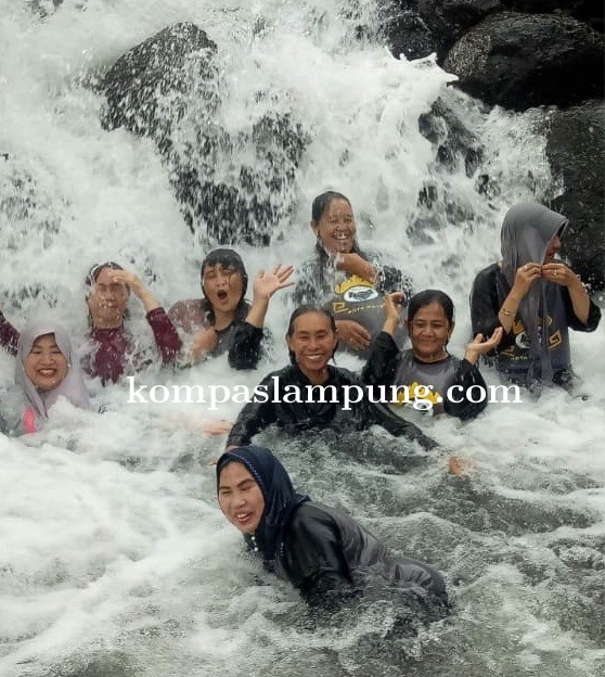 Masyarakat Jabung Lamtim Mengembangkan Potensi Wisata Keluarga Objek Wisata Way Guruh