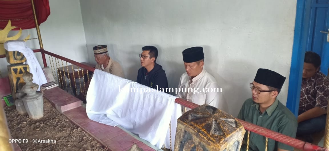 Kapolres Tubaba Ziarah Kemakam Raja Tulang Bawang Ke IX