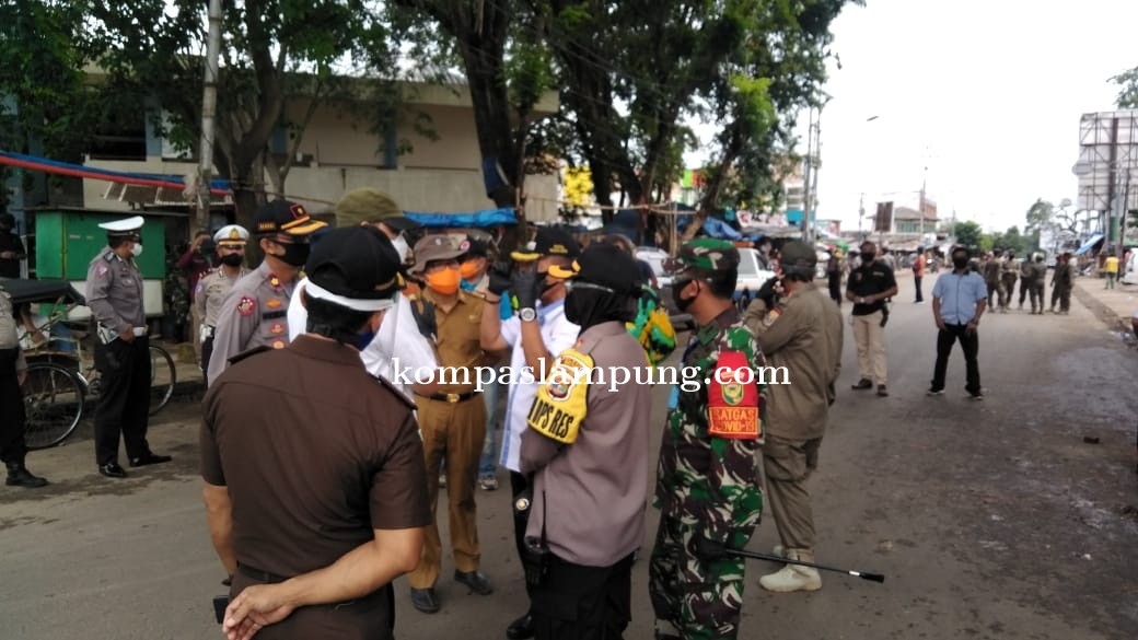 Pemda Kota Metro Menerapkan Aturan Physical Distancing Di Tiga Pasar