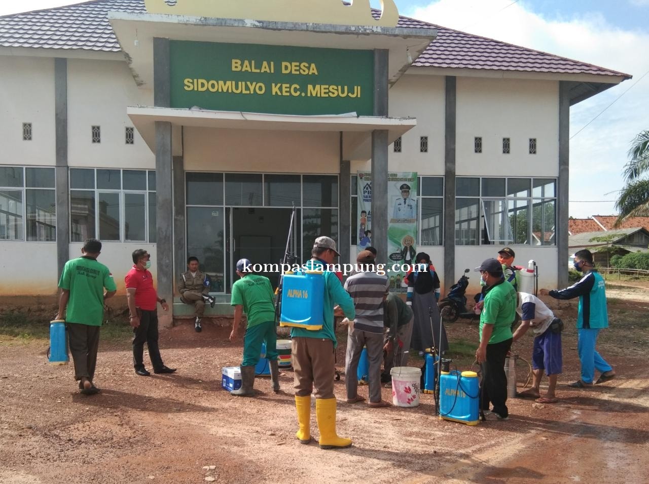 Pemerintah Desa Sidomulyo Bersama Puskesmas Lakukan Penyemprotan Cegah Covid.19