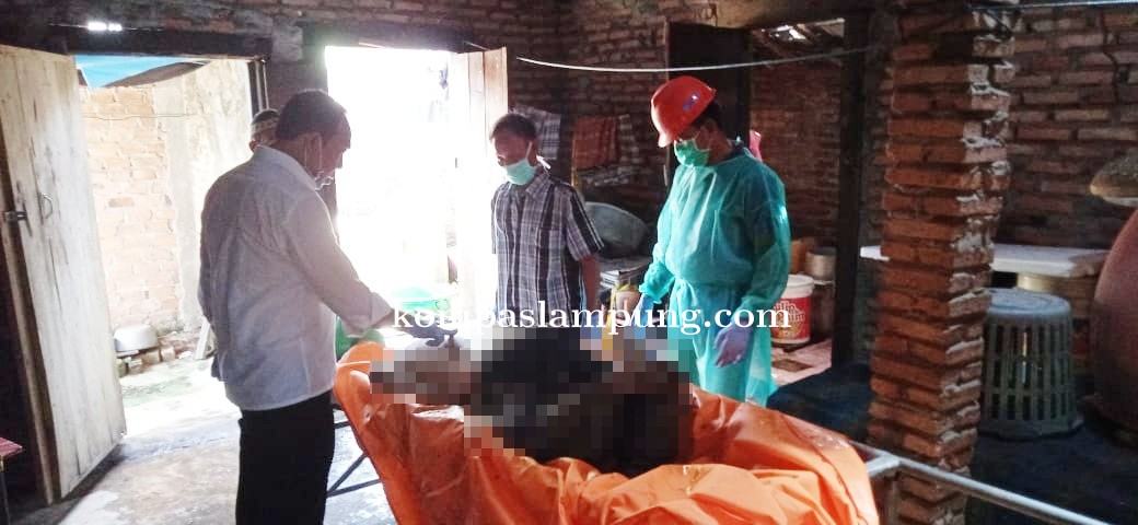 Polsek Menggala Identifikasi Korban MD Yang Sudah Membusuk Di Kamar Mandi