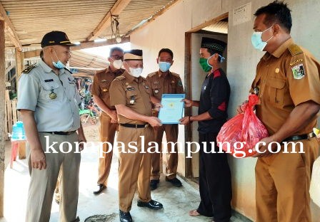 Bupati Lamtim Menyerahan 765 Sertifikat Tanah Secara Simbolis Kepada Warga Mulyoasri