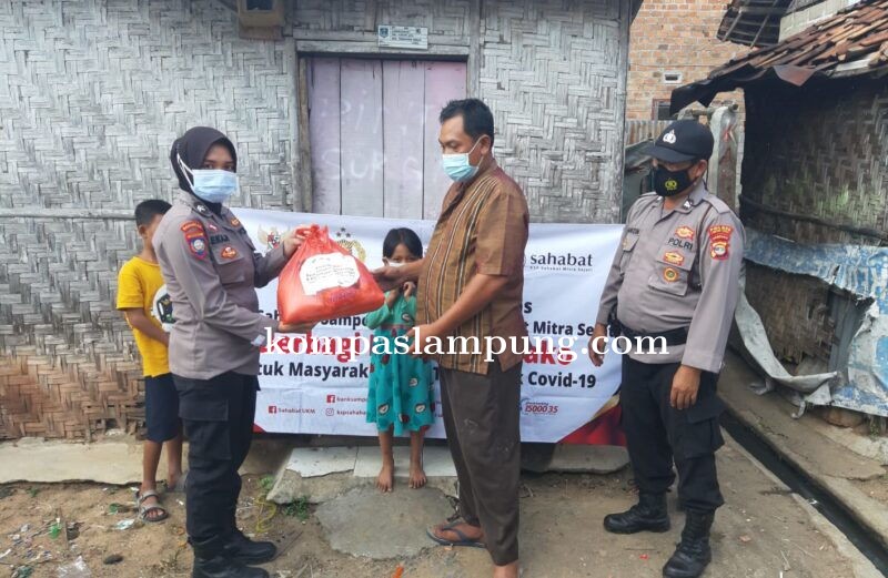 Masa Pendemi Covid-19 , Sat Binmas Polres Lamteng Salurkan 50 Paket Bansos PPKM Mikro Kepada Warga K