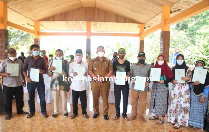 Program PTSL, Wakil Bupati Lamtim Menyerahkan Secara Simbolis Sertifikat Tanah 
