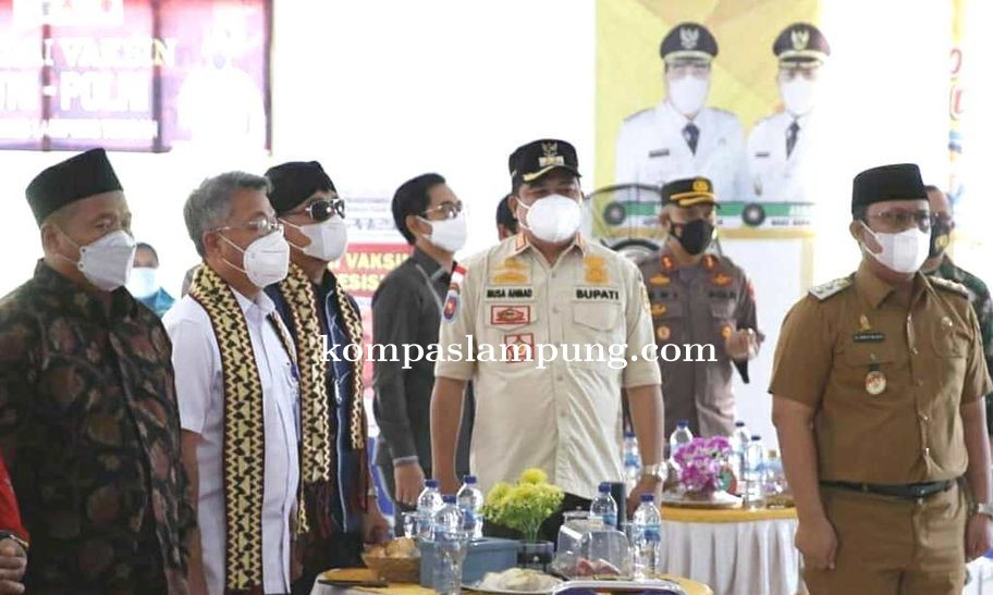 Bupati Lamteng Salurkan Bansos dan Vaksinasi Ponpes Bustanul Ulum di Kecamatan Anak Tuha