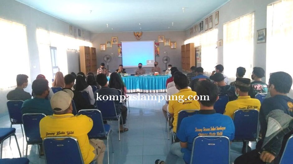 Ops Bina Kusuma Krakatau 2021, Kasat Binmas Polres Lamteng Berikan Penyuluhan di Balai Kampung Gunun