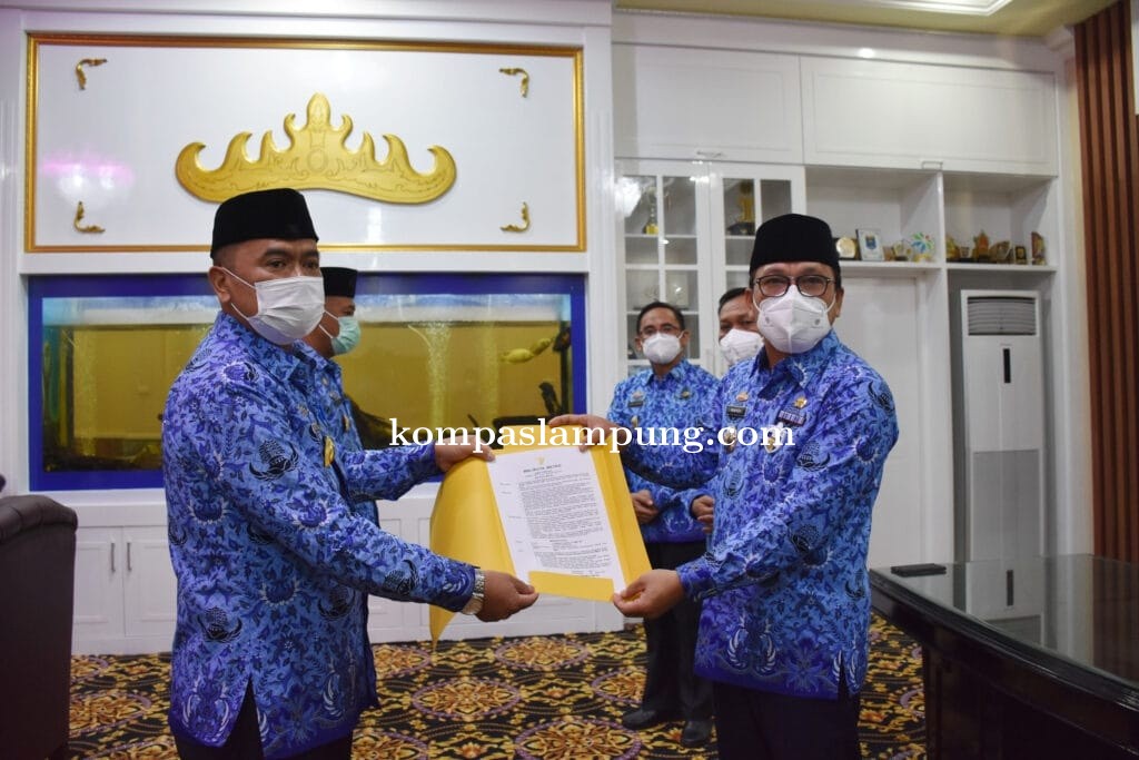 Wahdi Menyerahkan SK Plt. Sekda Kota Metro