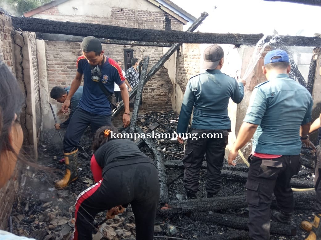  2 rumah milik warga Desa Keagungan Dalam Ludes Di Lalap Si Jago Merah