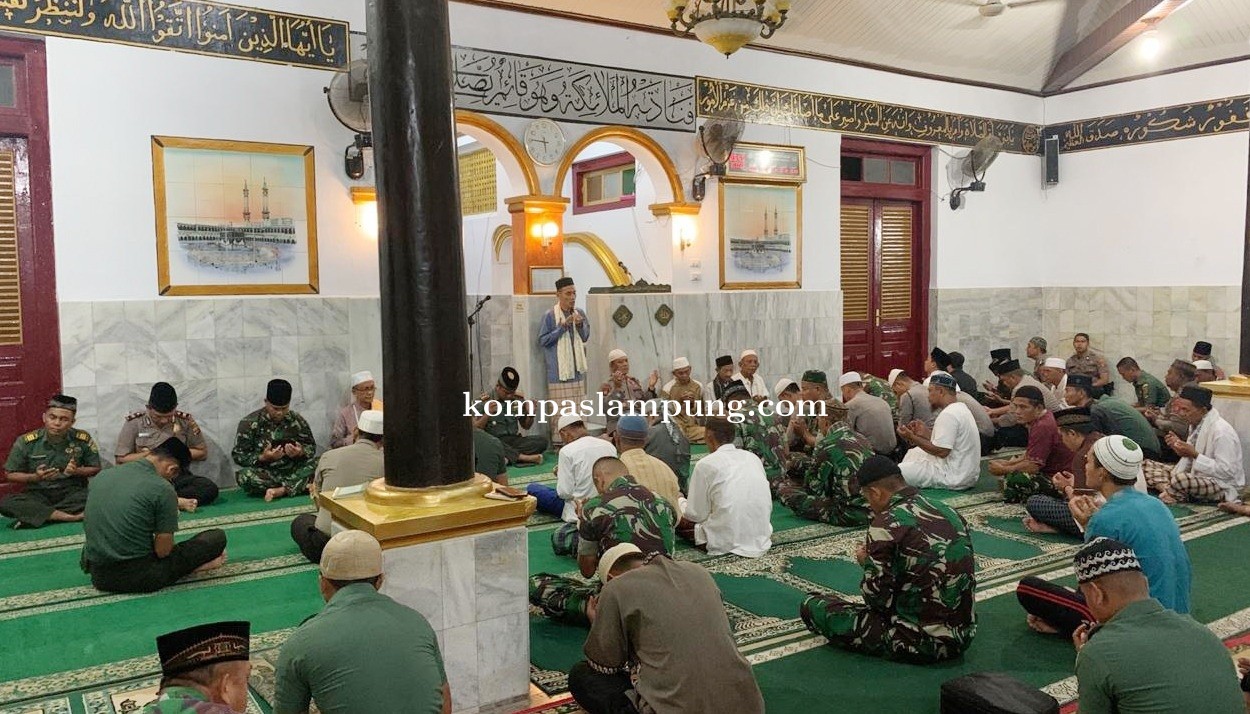 Polres Tulang Bawang Bersama Kodim 0426 Gelar Sholat Subuh Berjamaah Di Masjid