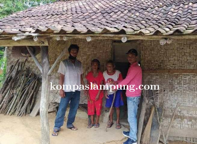 Pemerintah Desa Margo Jaya Mesuji Salurkan BLT Langsung Ke Rumah Warga