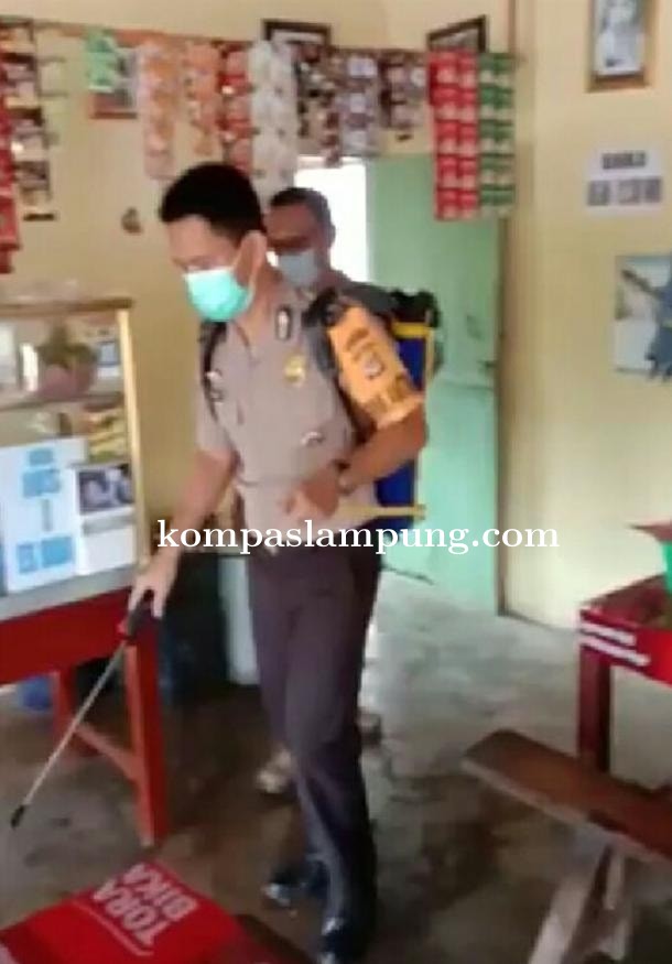 Kades Desa Gedung Mulya Berikan Contoh Untuk Mengantisipasi Penyebaran Virus Covid-19