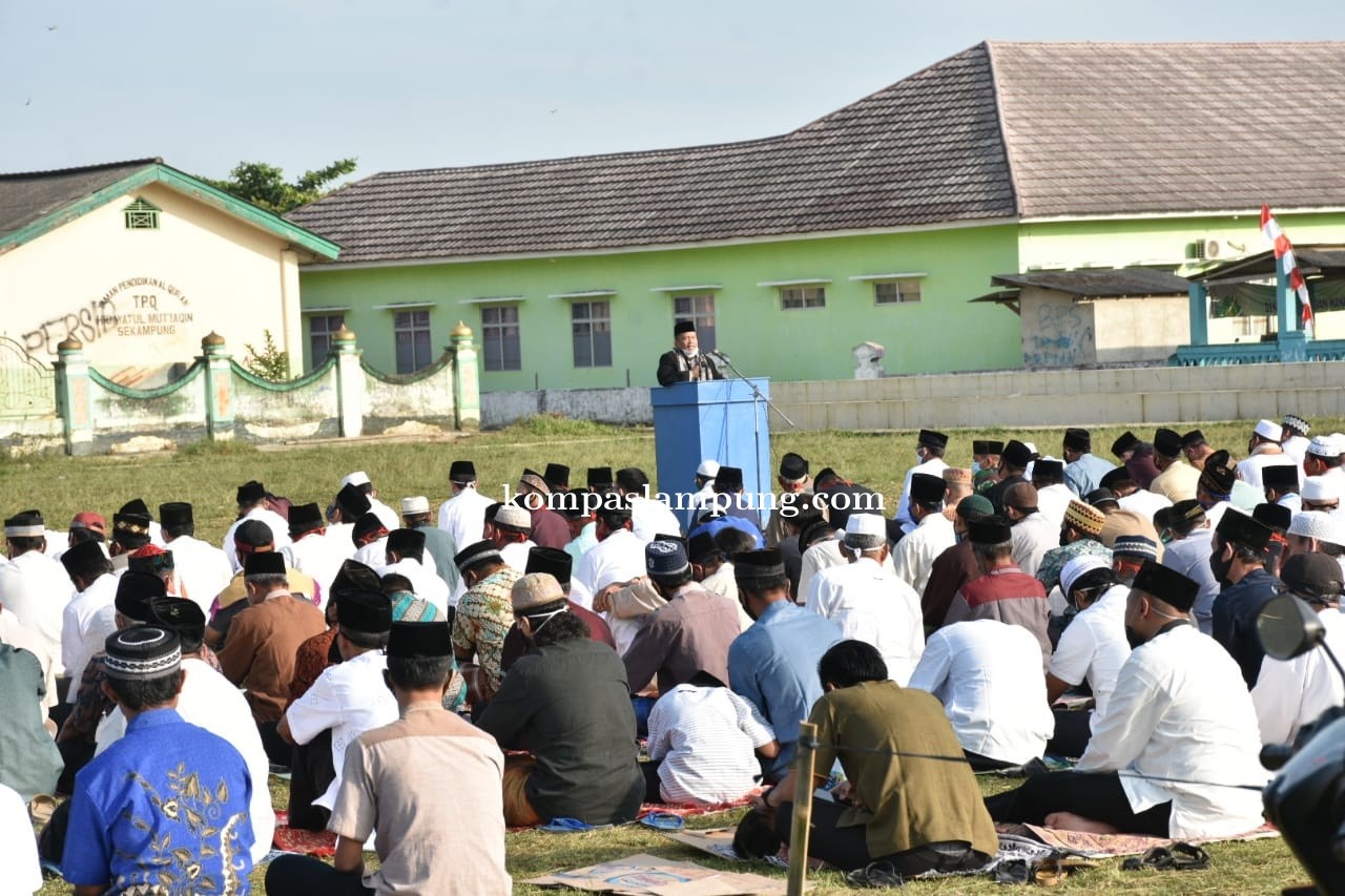 Bupati Lampung Timur Zaiful Bokhari Menjadi Imam Sholat Idhul Adha 
