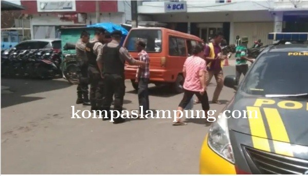Polres Metro Berbagi Nasi Bungkus Kepada Para Kaum Duafah