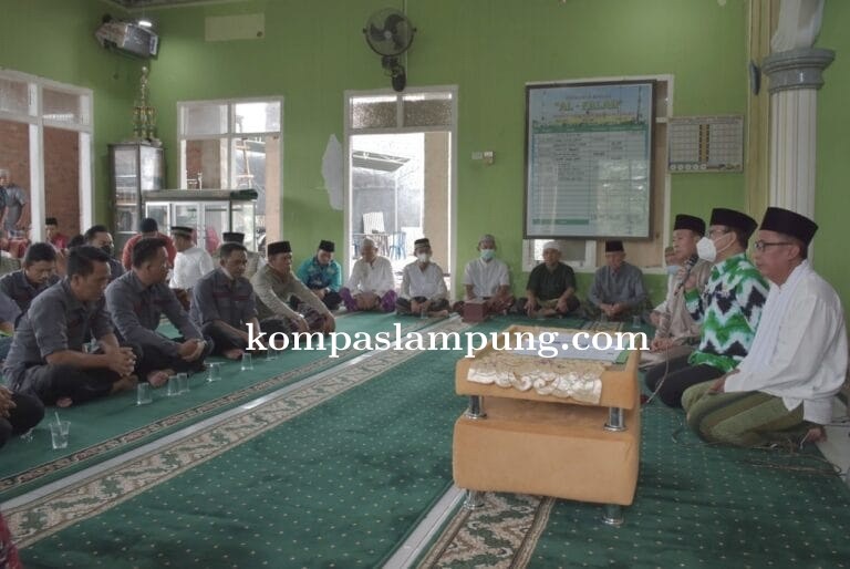 Walikota Jadi Khotib Salat Jumat Di Masjid Al-Falah, Margorejo Metro