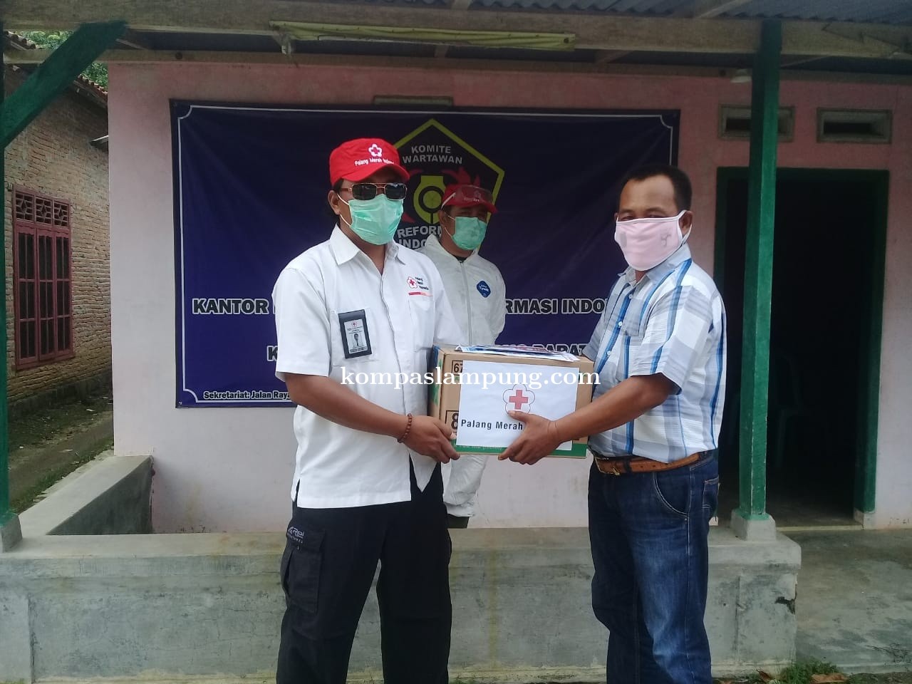 PMII Tubaba Lakukan Penyemprotan Disinfektan Di UTD, PMII Dan Rumah Warga Dekitar