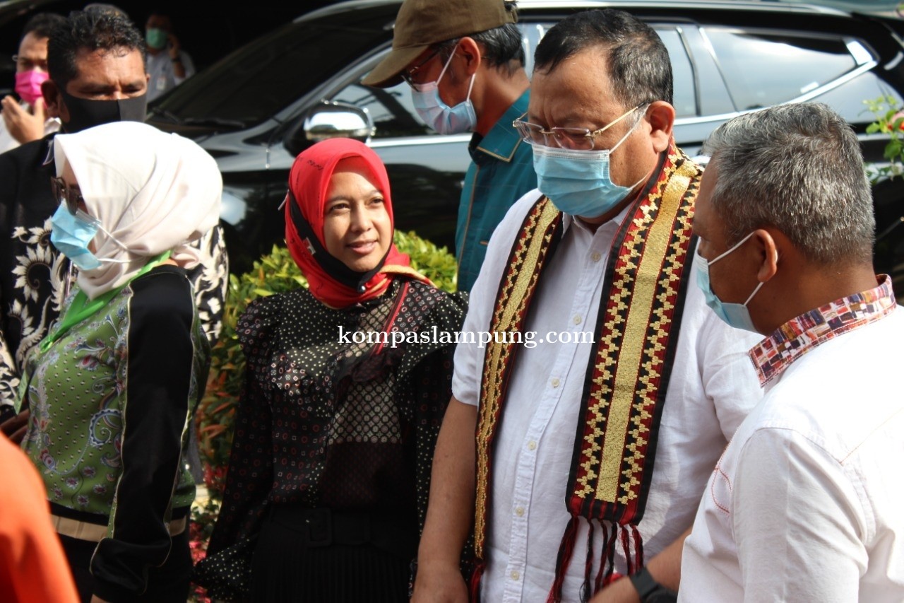 Anna Morinda Jemput Ribuan Bibit Ikan Untuk Warga Metro