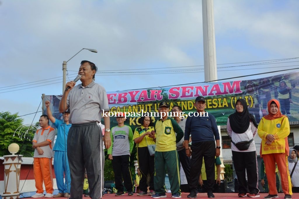 Walikota Metro Mengikuti Senam LLI Bulanan Di Lapangan Samber Kota Metro