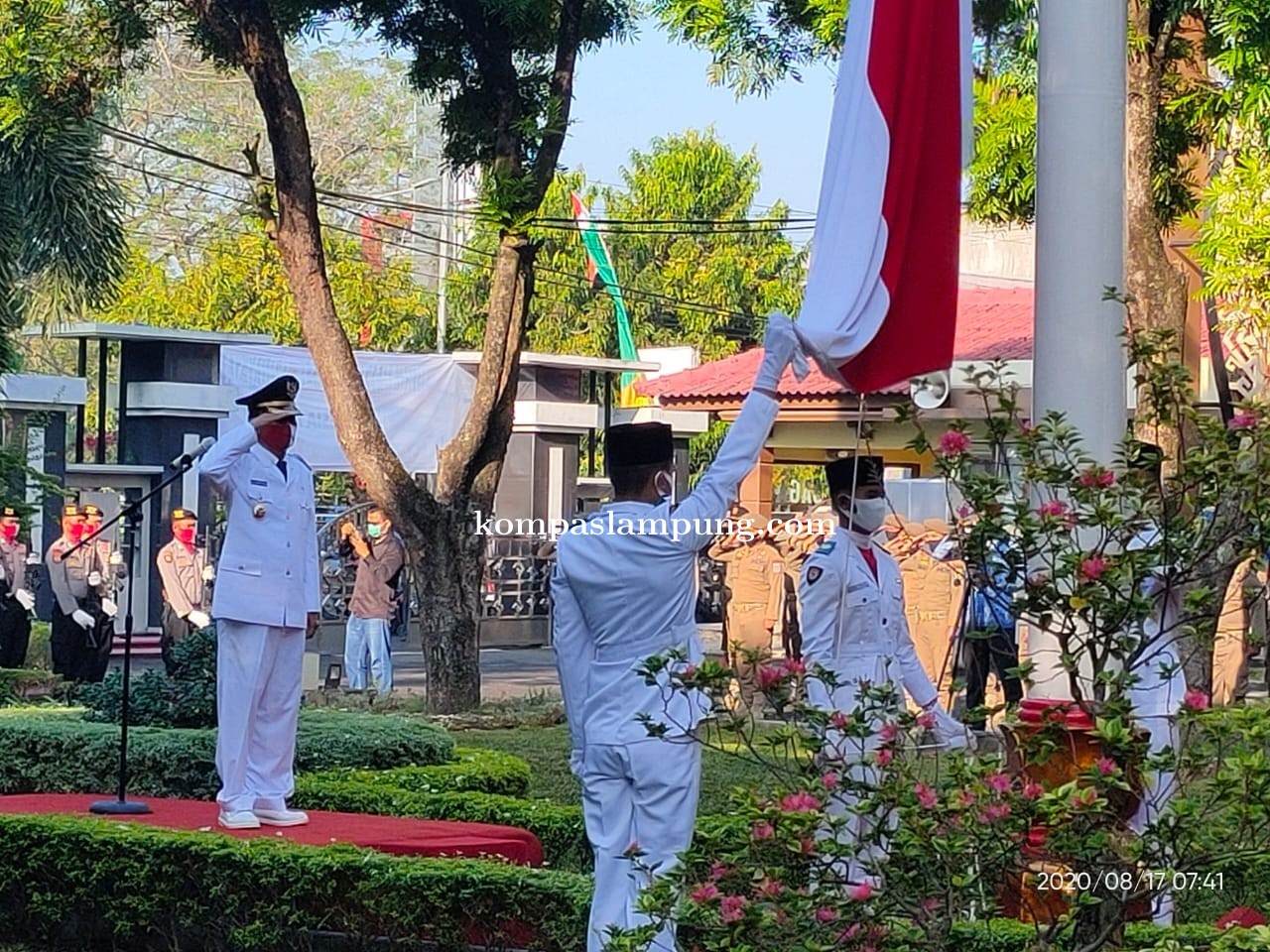 Peringati HUT RI ke-75 Pemkot Metro Bagikan Ribuan Masker