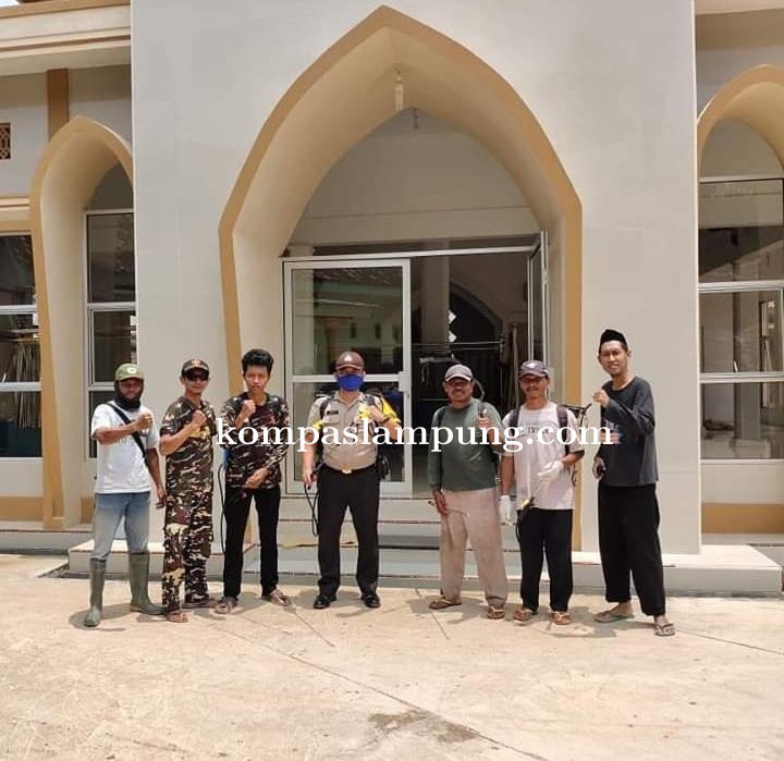 Tiyuh Daya Asri Bersama Babinkatibmas Bekerjasama Lakukan Penyemprotan Cairan Desinfektan