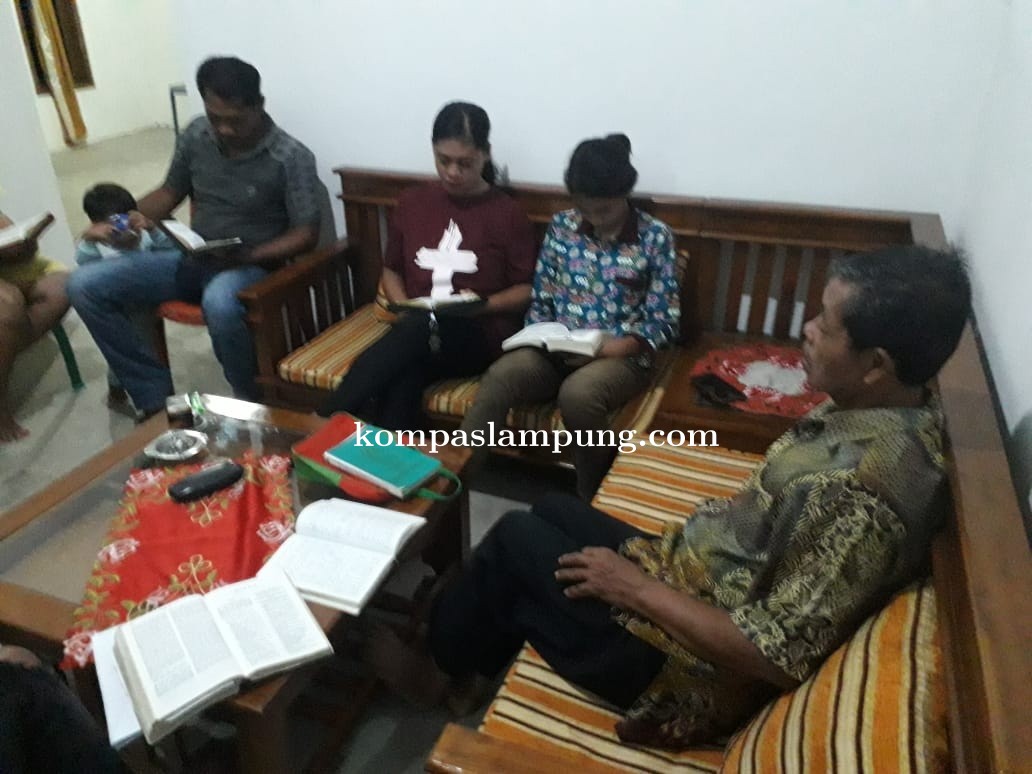 Peringati Wafat Isa Al-Masih Umat Kristiani Laksanakan Ibadah Jumat Agung Di Rumah