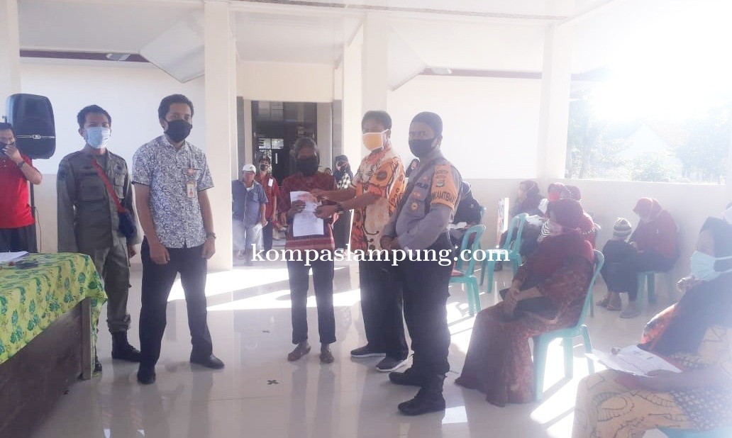 Kapolsek Banjar Agung Pimpin PAM Pembagian Bantuan Sosial Tunai (BST)