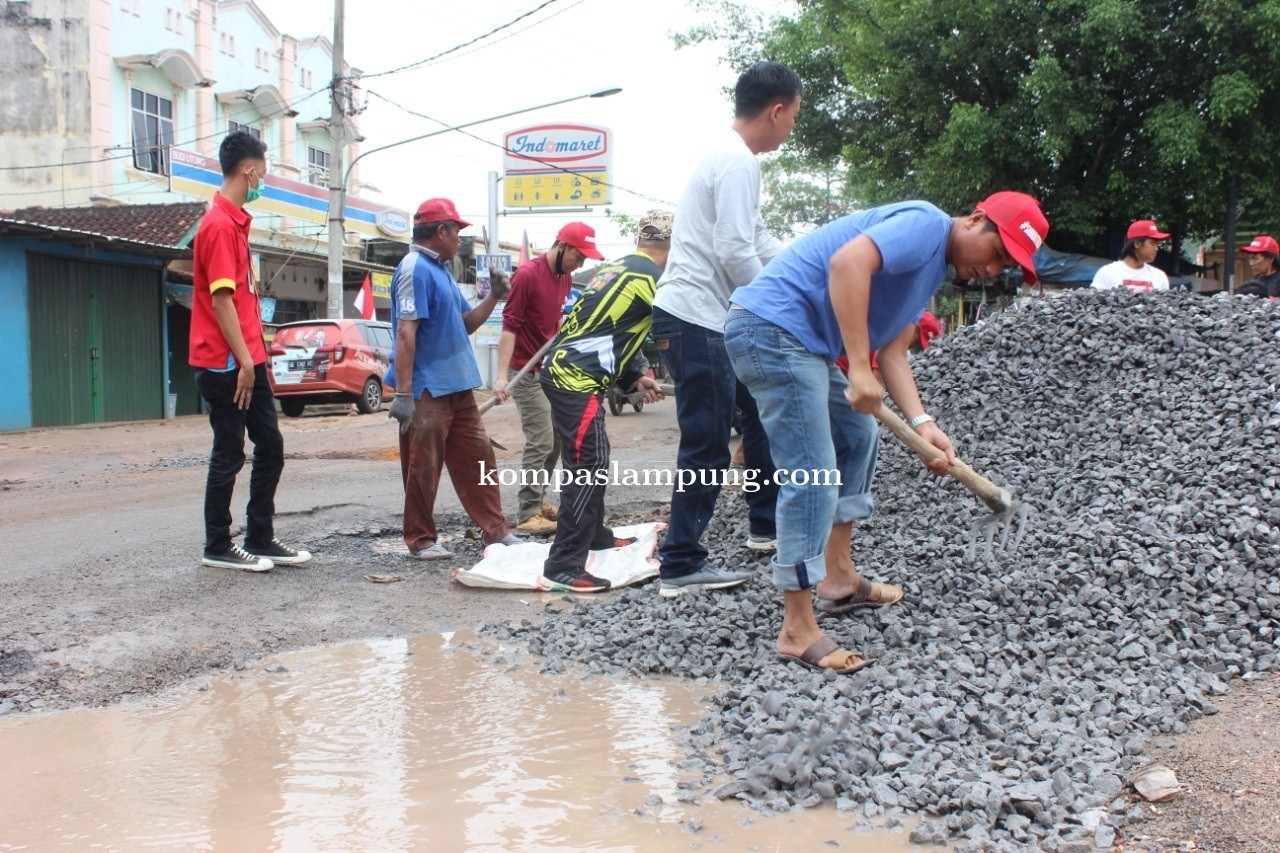 Aksi Protes Warga Masyarakat Timbun Jalan Budi Utomo Metro Selatan