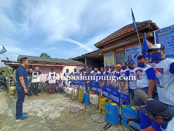 Ketua DPRD Mesuji Serta Anggota Dewan M.Jodi Saputra Lakukan Penyemprotan Pencegahan Covid-19