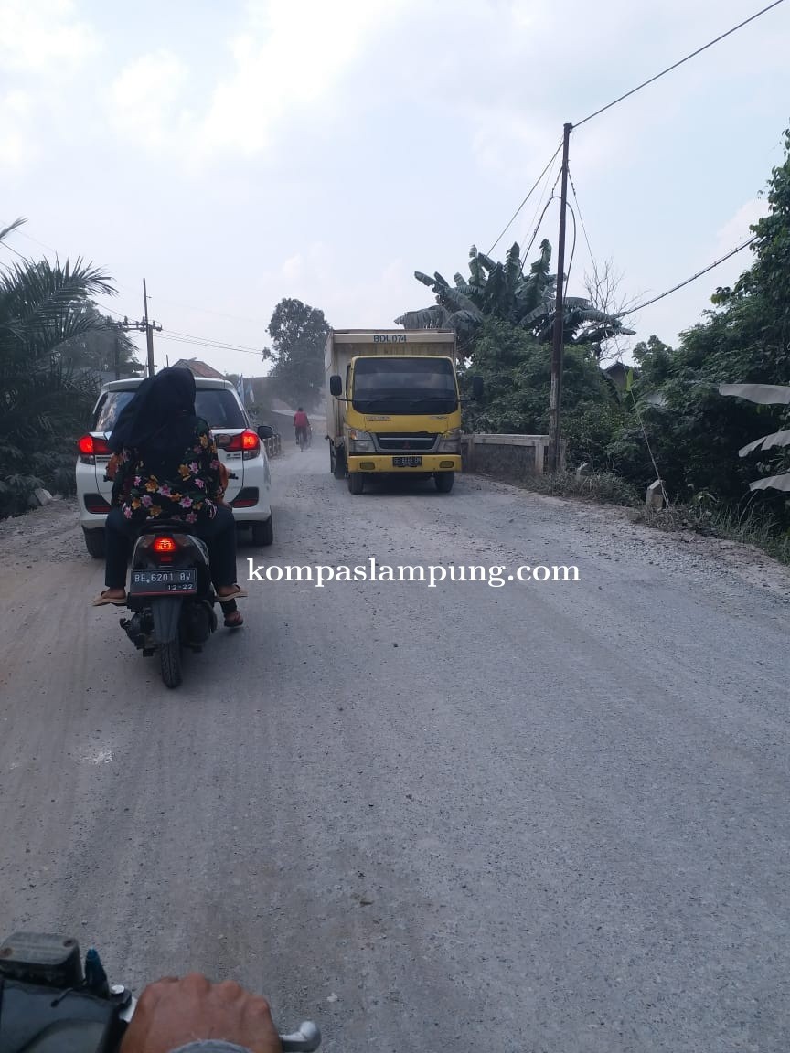 Warga Metro Kibang Keluhkan Debu Perbaikan Jalan Lintas Antar Kabupaten