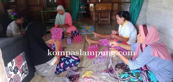 Kiat Ibu-Ibu Di Way Kenanga Saat Wabah Corona Tetap Produktif Walau Di Rumah Saja