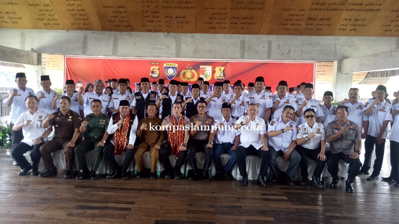 Dir Binmas Polda Lampung Kombes Pol Drs Johni Sueroto Mengukuhkan Pokdar Kamtibmas Tubaba