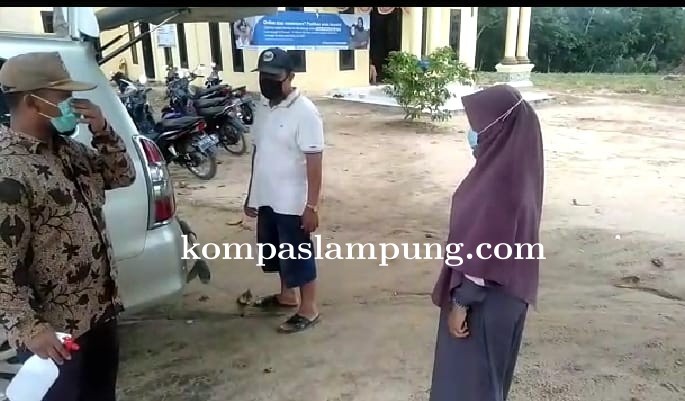 Tiyuh Indraloka 1 Lakukan Penyemprotan Di Tempat Aktivitas Sosial Guna Cegah Penyebaran Covid.19
