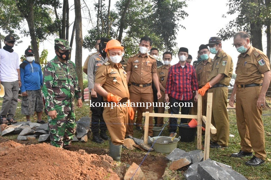 Bupati Lamtim  Menghadiri  Peletakan Batu Pertama Pembangunan Puskesmas Metro Kibang