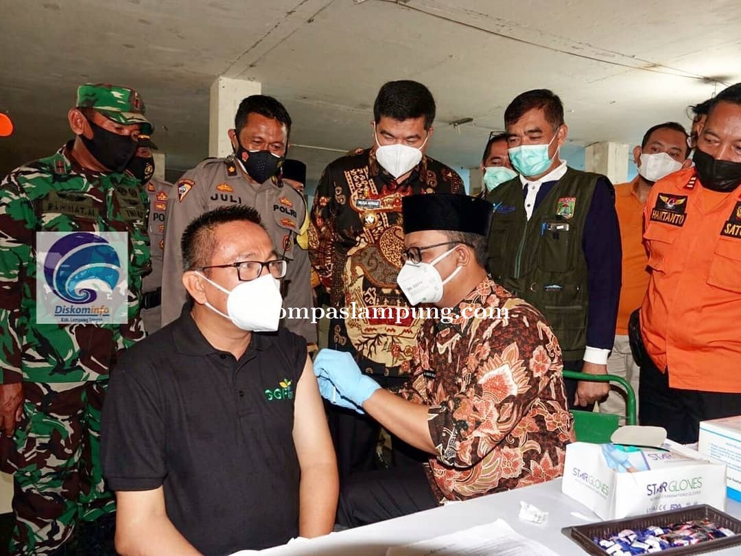 Bupati Dan Wakil Bupati Lampung Tengah Tinjau Vaksinasi Pedagang Di Plaza Bandar Jaya