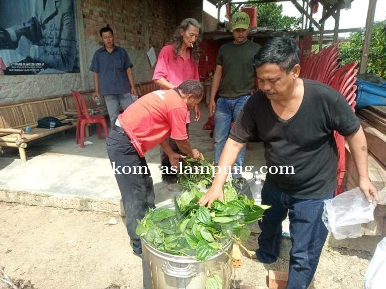 Ketua DPRD Lamteng Memanfaatkan Kekayaan Alam Dengan Membuat Desinfektan Alami