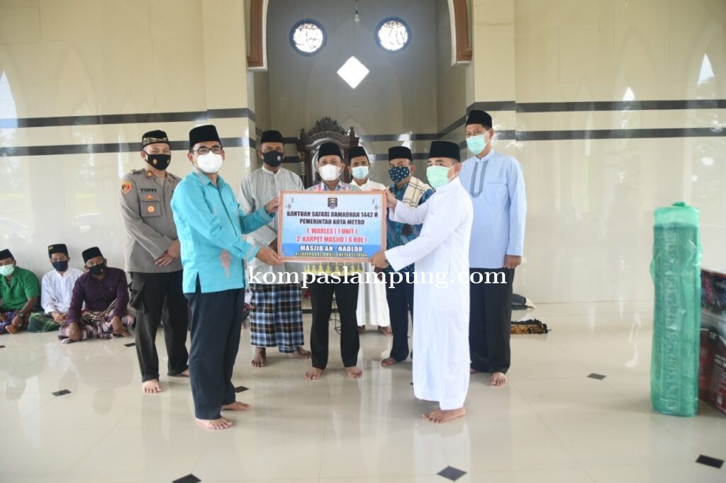 Program 100 Hari, Qomaru Serahkan Bantuan di Masjid An Nadloh