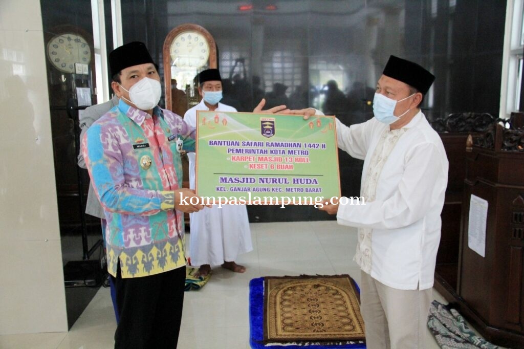 Wahdi Menyerahkan Bantuan Pembangunan Masjid Jami Nurul Huda