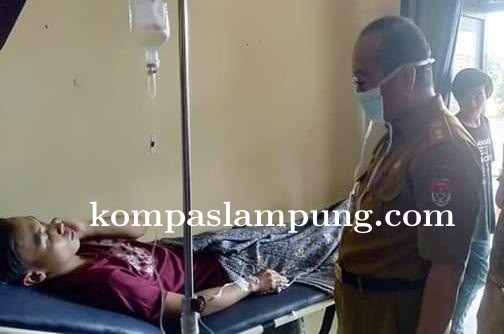 Kepala Dinas Kesehatan Mesuji Kunjungi Puskesmas Rawat Inap Bukoposo Melihat Korban Keracunan Besek